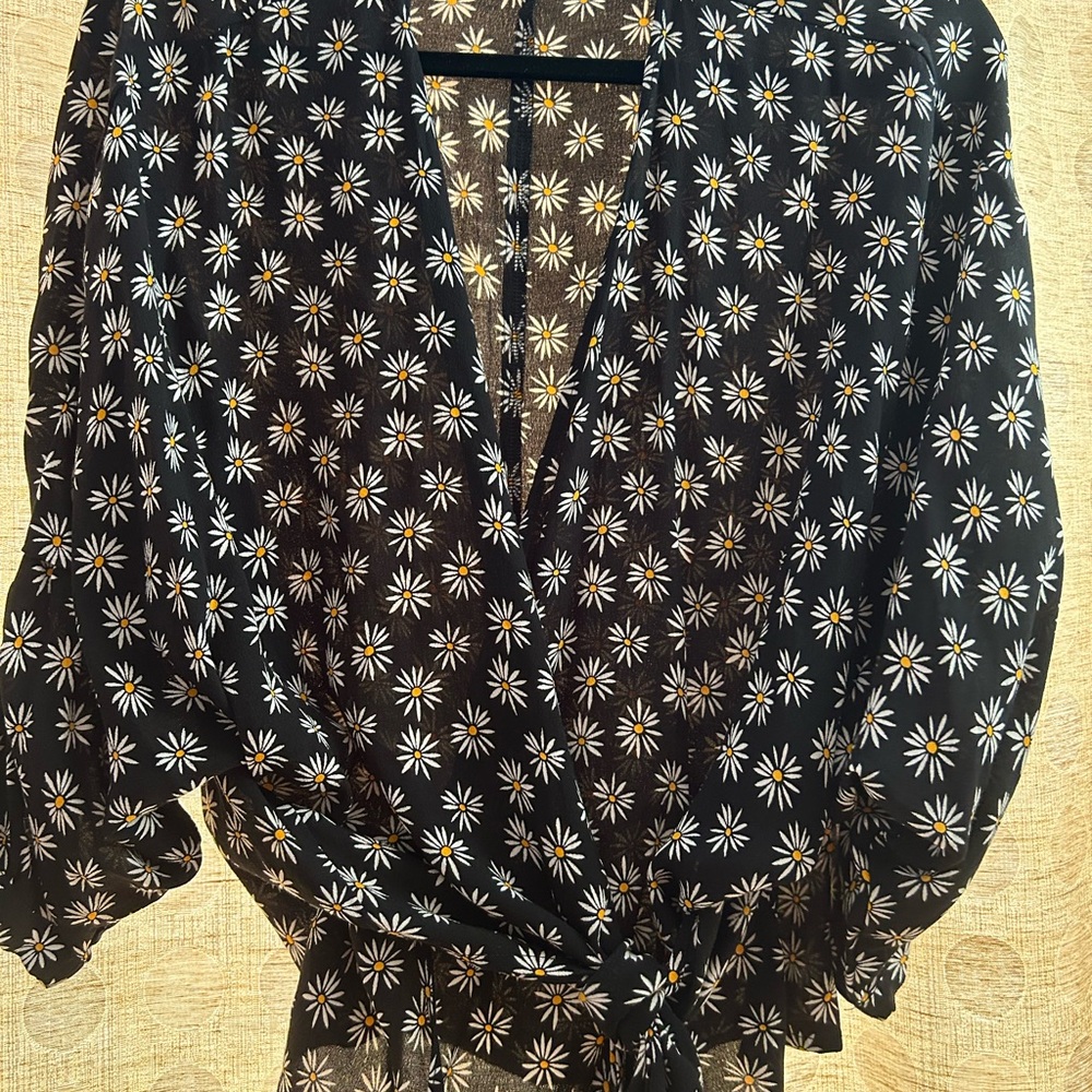 Ava Sky wrap top in daisy print